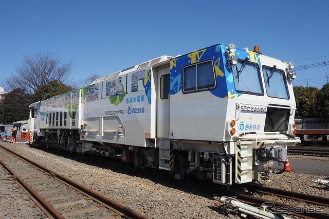 西武鉄道保線車両マルチプルタイタンパーを所沢市立北中小学校がラッピング