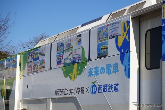 西武鉄道保線車両マルチプルタイタンパーを所沢市立北中小学校がラッピング