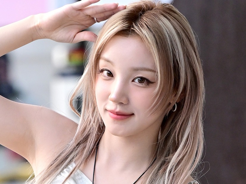 「やばい…」i-dle・ウギ、透け見え“ハイレグ”コルセットで美くびれ全開！非現実的ボディに釘付け