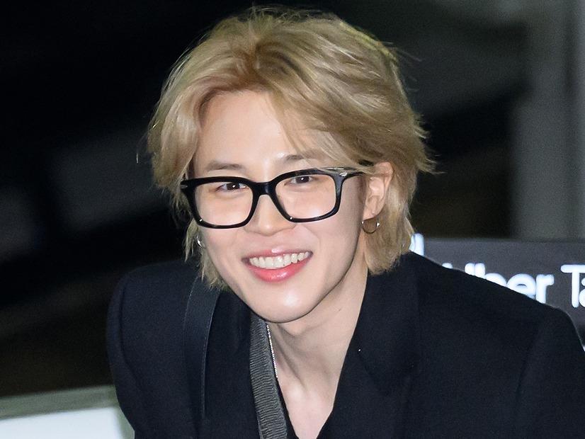 BTS・JIMIN、知的なメガネ姿から“うさ耳”まで！ときめき満載の日常ショット公開