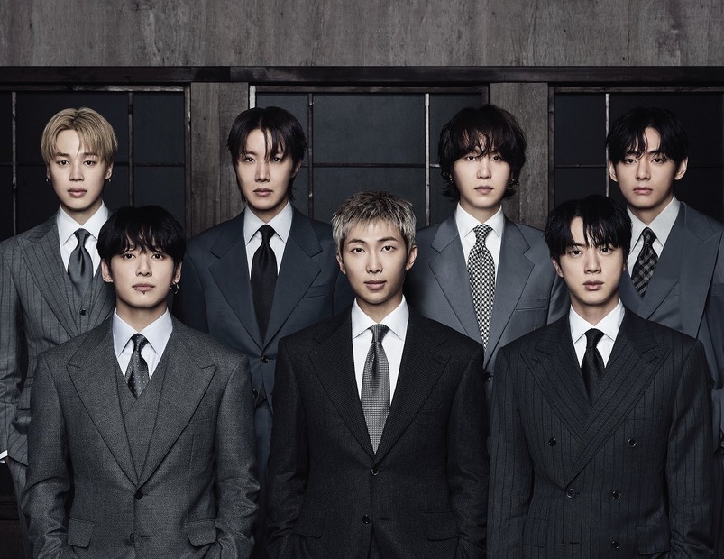 BTS、新アルバム『ARIRANG』グループ写真を初公開！スーツ姿のビジュアルに視線集中