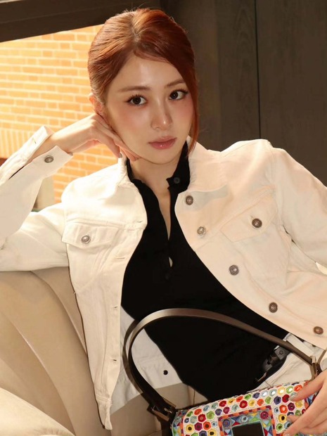 HUH YUNJIN (P)&(C) SOURCE MUSIC