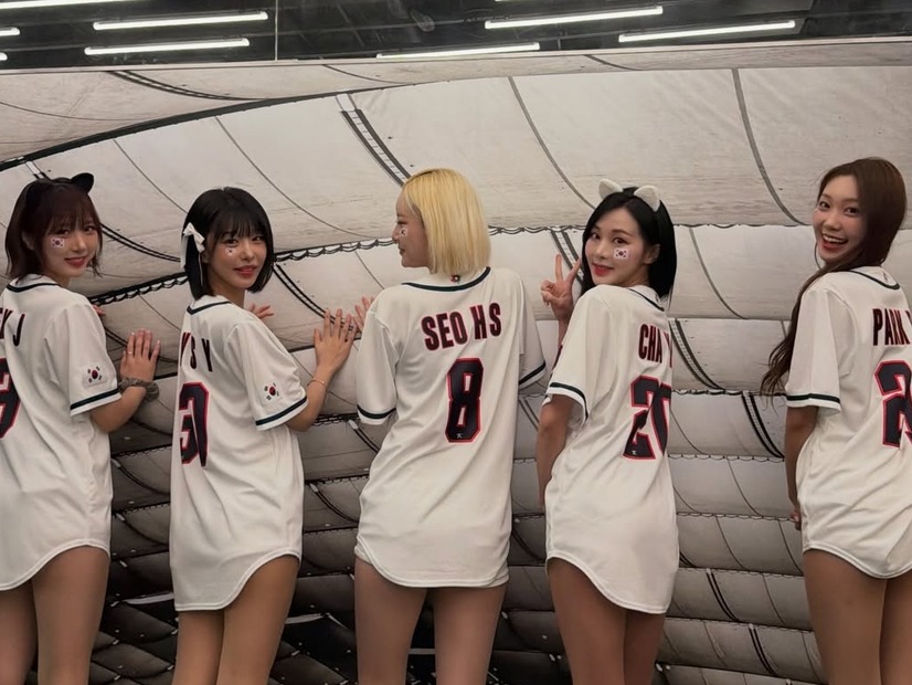 【写真】あれ、ズボンは!? 来日した韓国美女チア軍団、後ろ向きポーズで魅せた驚愕の“美ライン”にファン悶絶