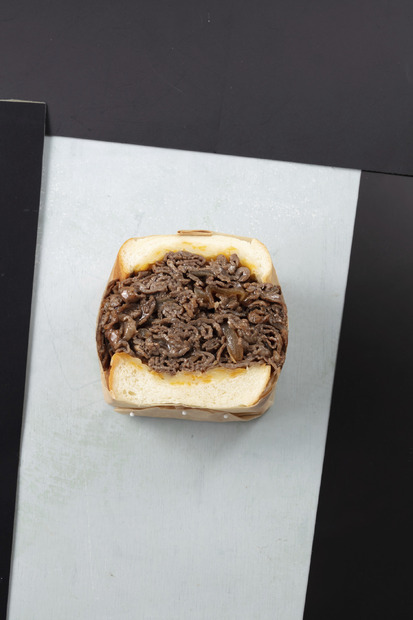 「“ぎゅうぎゅう”肉だくサンド」1,681円（税込）