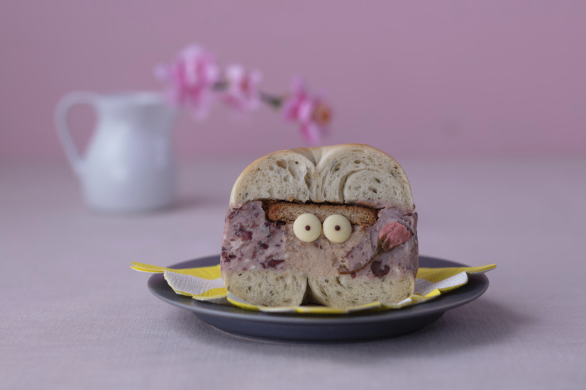 「桜いちごチーズケーキベーグルサンドちゃん」700円（税込）