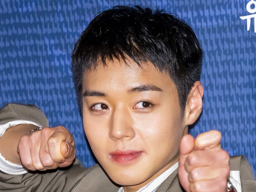 主演映画が1300万人動員突破の大ヒット！Wanna One出身パク・ジフン、衝撃の“赤髪”イメチェン