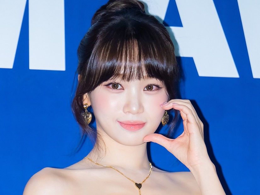 「透明感が…」LE SSERAFIM・チェウォン、オフショルから覗くほっそり“美鎖骨”に視線集中