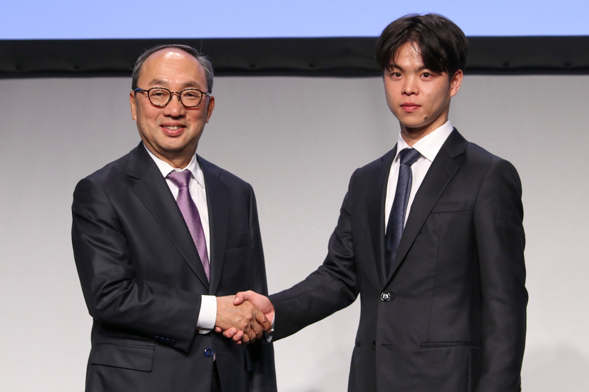 （左から）三菱電機・漆間啓CEO、燈・野呂侑希CEO【撮影／平木昌宏】