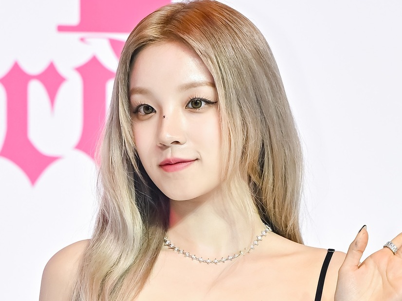 腰の下まで大胆に…i-dle・ウギ、“美背中”まる見え衣装で魅せた曲線美に「直視できない」の声