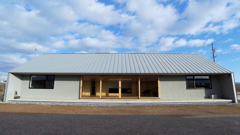 鶏小屋をモチーフにした幅が20メートルもある平屋©MBS