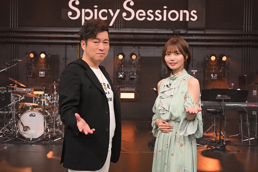 番組 MC の黒沢 薫(左)、中西アルノ(右)