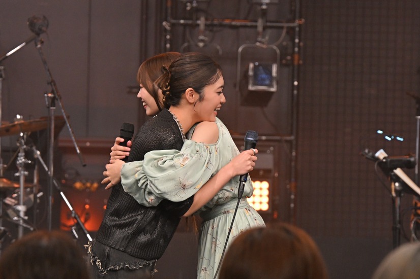 緊張している吉柳を中西が抱きしめる