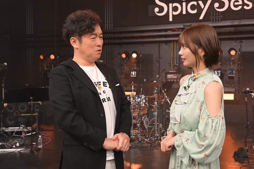 番組 MC の黒沢 薫(左)、中西アルノ(右)