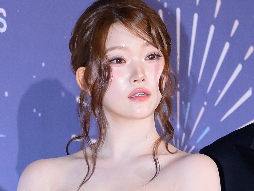 ふわふわな胸元にドキッ…日本人K-POPアイドル、“コルセット風衣装”で放つ大人の色香「見惚れた」