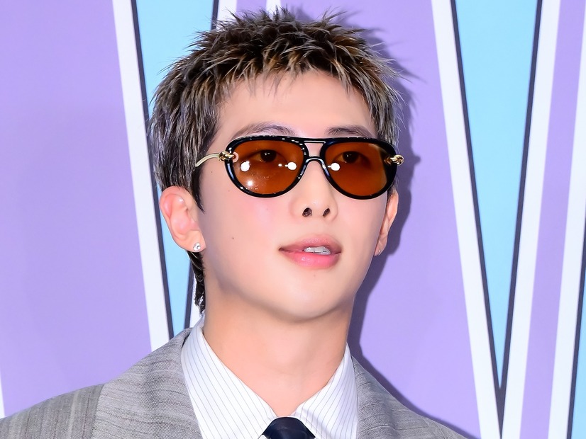 「せめて歌は頑張る」BTS・RM、自ら怪我の状態を公開…復帰公演を前に悔しさあらわに