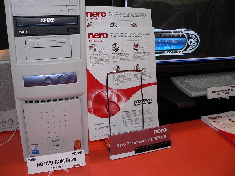 NEC製のPC用HD DVDドライブ。HD DVDに対応するソフトによる映像再生も行われていた