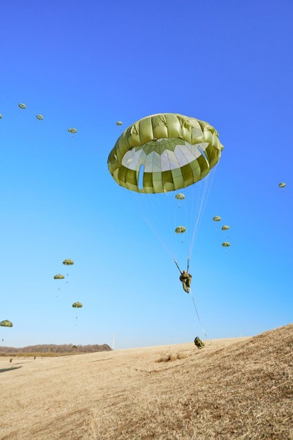 空挺団の隊員たちは見事な落下傘降下を披露した。落下傘降下は作戦成功のための手段の１つ。目標地域に次々と着地した隊員たちは続けて戦闘行動の準備を進めるのだ