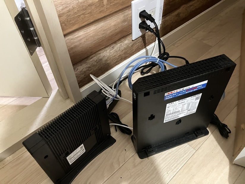 BIGLOBE光10ギガで利用している機器構成。左側の小型機器が10G-EPON対応ONU、右側がレンタルルーター「XG-100NE」