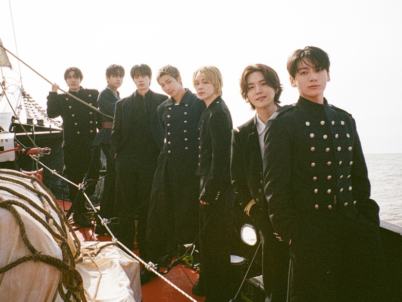 BTS、『SWIM』MV撮影現場の裏側を公開！フィルムの感性で輝き増す7人のセーラー服姿