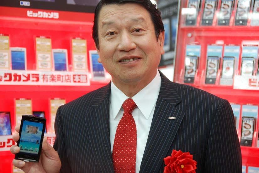 「Xperia」を手に持つ、ドコモ山田社長