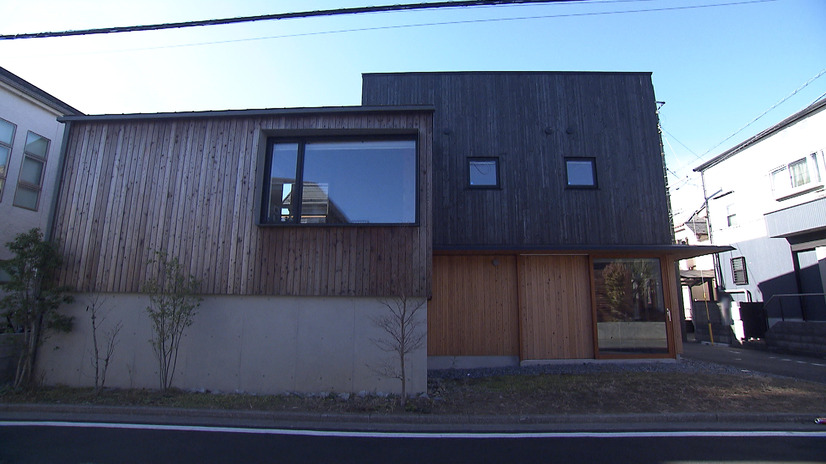 2つの木の箱を組み合わせたような家©MBS