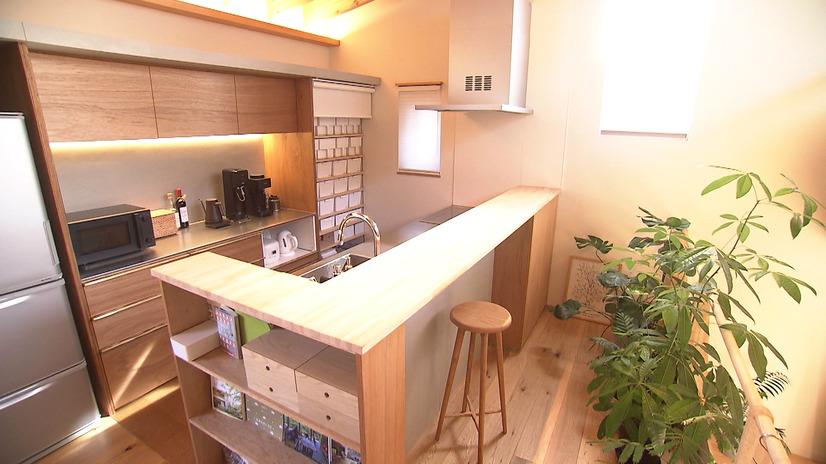 見えるところは大工に作ってもらったスタイリッシュなキッチン©MBS