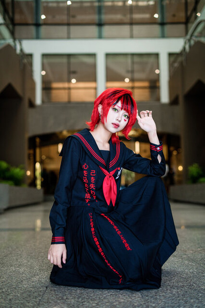 同イベントマスコットキャラ「愛ちゃん」のコスプレをするステージMC