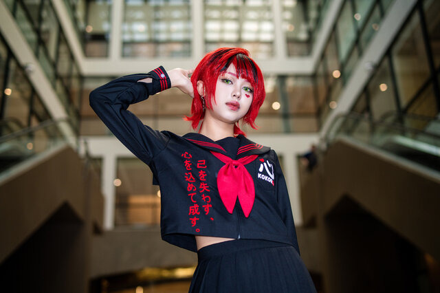 同イベントマスコットキャラ「愛ちゃん」のコスプレをするステージMC