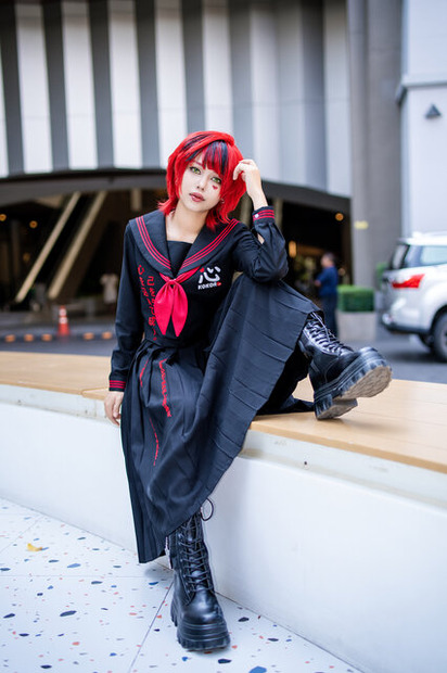 同イベントマスコットキャラ「愛ちゃん」のコスプレをするステージMC