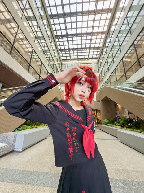 同イベントマスコットキャラ「愛ちゃん」のコスプレをするステージMC