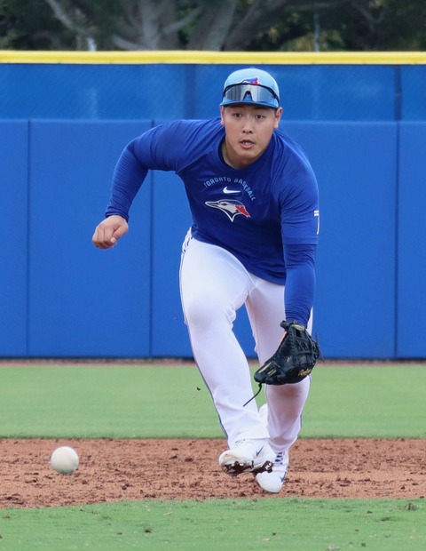 守備練習するブルージェイズ岡本和真選手（C）NHK