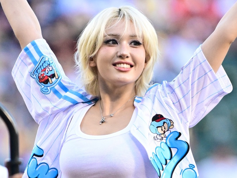 あと数センチで…インナー露出で物議を醸したチョン・ソミ、ヒヤヒヤする背中の肌見せが話題