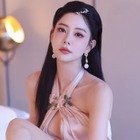 こぼれ落ちそう…“世界で最も美しい顔”2位の韓国女優、胸元オープンドレスでボリューム感あらわ 画像