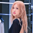 スレッスレ…BLACKPINK・ロゼ、透けた黒ミニワンピで艶やかに！寝そべり写真も 画像
