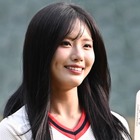球場に舞い降りた天使…fromis_9・ジウォン、「スポーツアナウンサー体験」に挑戦【独自写真】 画像