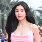 豊満ラインを堂々と…“びしょ濡れフェスの女神”ウンビ、密着ボディスーツ姿に視線集中「すっごい」 画像