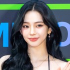 寝そべり“妖艶ポーズ”…aespa・カリナ、タイト衣装で際立つボリューム感「これは危険」 画像