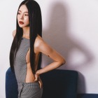 華奢ボディとのギャップが…韓国女性歌手、“胸元ぱっくり”トップスからボリューム感チラ見え 画像