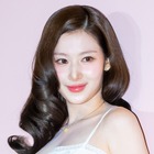 ずり落ちそう…TWICE・サナ、“胸元ざっくり”トップスから溢れるボリューム感「やっばい」 画像