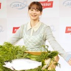 のん、サーモン一匹プレゼントに感動！エプロン姿で調理実演も 画像