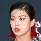 「これダンス？性行為じゃん」発言で炎上のAIKI、大胆な腹筋披露＆バイク姿でクールな魅力発揮 画像
