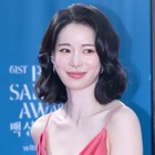 “ピチッ”とスイムウェア姿…プール際で開放感あふれる韓国女優、グラマラスな魅力を披露 画像