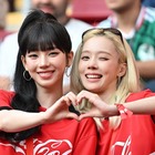 aespa・カリナとウィンター、韓国代表のW杯初戦に登場！　赤ユニ姿で現地応援、国旗掲げ笑顔も 画像