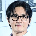 “韓流四天王”俳優チャン・ドンゴン、子供のインター卒業式に出席！変わらぬ容姿端麗さが話題 画像