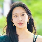 “ほぼ全部見えてる”衣装で話題に！ムン・ガヨン、深Vネックドレスで見せたボリューム感 画像
