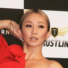 倖田來未、自宅でヘアカットする様子を公開！息子による断髪式も 画像