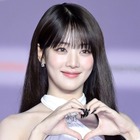 ほぼ見えてる？ミンニ、アンダーウェアあらわな“スケスケ衣装”に釘付け「耐えられない」 画像