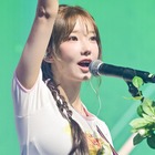 オフショル衣装からこぼれそう…マゼンタが前かがみに、元NMB48イ・シヨン所属QWERのベーシスト 画像