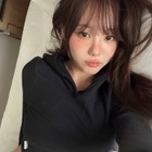 “デカさ”際立つインナーファッションで街角に！本当に2児の母？韓国インフルエンサーの近況が話題 画像
