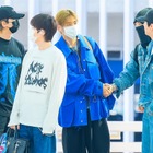 金髪×ブルージャケットが鮮やかなV、デニムセットアップでクリーンなJIN！BTSの5人がスペインへ 画像